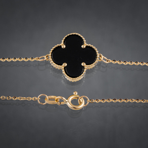 Pulsera en oro amarillo de 18 kt con incrustaciones de ónix negro.