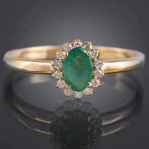Anillo en oro amarillo de 18kt con esmeralda central y orla de brillantes