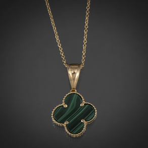 Cadena en oro amarillo de 18kt con colgante en forma de trébol con malaquita.
