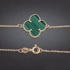 Pulsera en oro amarillo de 18 kt con colgante en forma de trébol y malaquita.