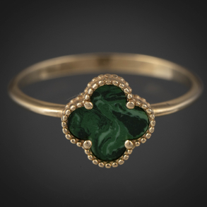 Anillo en oro amarillo de 18 kt en forma de trébol y malaquita.