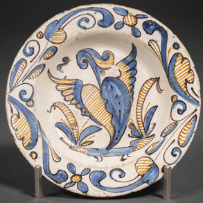 Plato en cerámica española de Talavera de la serie tricolor del siglo XVII