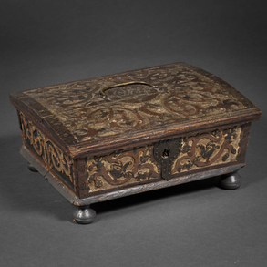 Caja colinial en madera tallada con restos de policromía del año 1778-