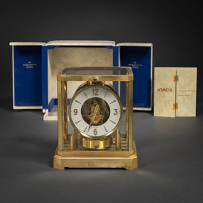 Reloj  de mesa  Jaeger le coultre modelo  Atmos VIII con estructura en latón dorado con movimiento perpetuo.