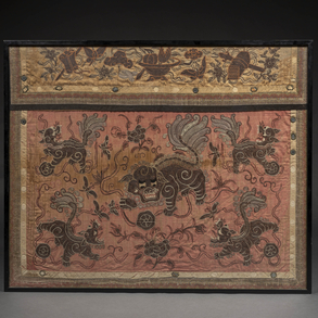 Fragmento de seda bordada del siglo XIX.