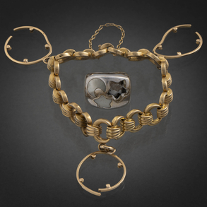 Miscelánea de pulsera de eslabones en oro amarillo de 18 kt y anillo en oro blanco con incrustaciones de madreperla.