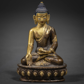 Buda en bronce dorado de la dinastía Qing (1644-1912) con restos de policromía.