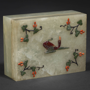 Caja china de piedras del sigo XX decorado con piedras duras y coral rojo.