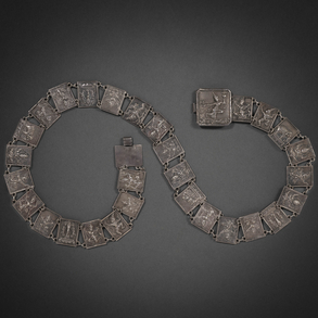 Cinturón ceremonial birmano en plata decorado con diversos dioses del siglo XIX-XX.