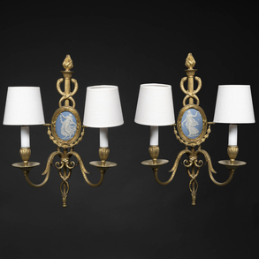 Pareja de apliques de dos luces estilo Luís XVI en bronce dorado y placas en porcelana Inglesa wedgwood del siglo XIX