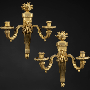 Pareja de apliques de dos luces en bronce dorada estilo Luís XVI del siglo XIX
