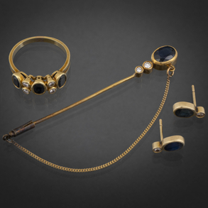 Conjunto de anillo, alfiler y pareja de pendientes en oro amarillo de 18 kt con zafiros y brillantes.