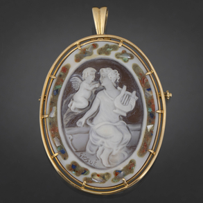 Broche en forma de camafeo con orla de oro amarillo de 18 kt y ágata del siglo XX.