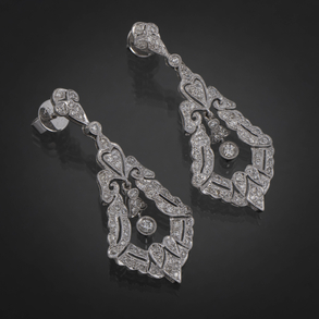 Pareja de pendientes largos  en oro blanco de 18 kt cuajados de brillantes.