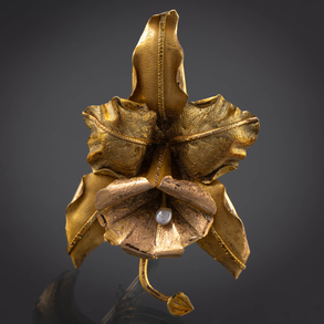 Elegante brohce en forma de flor en oro amarillo de 18kt de dos colores con perlitas.