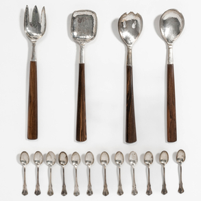 Conjunto de cuatro palas de servir con mangos de madera y doce cucharillas en plata esterling 925.