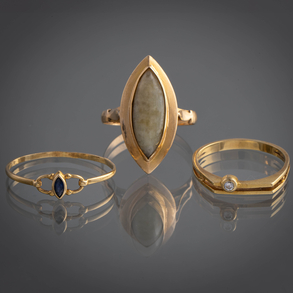 Conjunto de tres anillos en oro amarillo de 18kt con brillante, zafiro y jade.