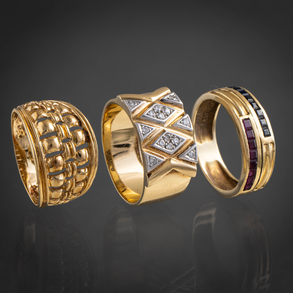 Conjunto de tres anillos en oro amarillo de 18 kt con brillantes, zafiros y rubíes calibrados.