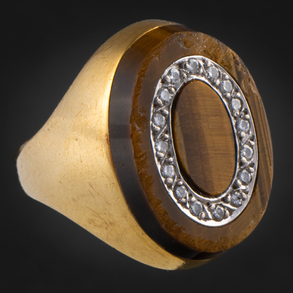 Anillo en oro amarillo de 18kt con aplicaciones de ojo de tigre y orla de brillantes.