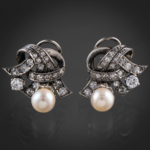 Pareja de pendientes en oro blanco de 18kt con brillantes y perla.