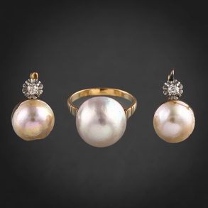 Conjunto de anillo y pareja de pendientes montados en oro amarillo de 18kt con perlas cultivadas.