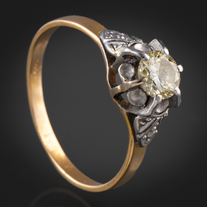 Anillo en oro amarillo y oro blanco de 18kt con brillante central de 0,30qt.