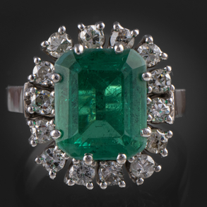 Sortija en oro blanco de 18kt con esmeralda de 3 Qt. (Aprox) y orla de brillantes.