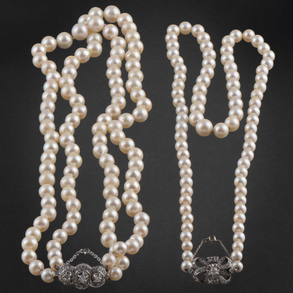 Conjunto de dos collares de perlas con broches en oro blanco de 18kt y brillantes.