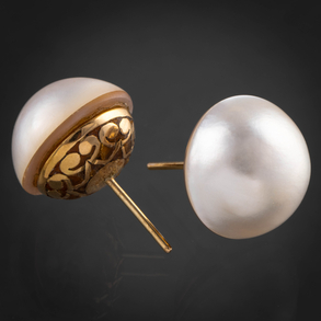 Pareja de pendientes con perla japonesa y montura en oro amarillo de 18 kt.