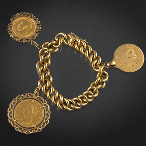 Pulsera de eslabones con dos monedas con orla y medalla con iniciales en oro amarillo de 18 kt.