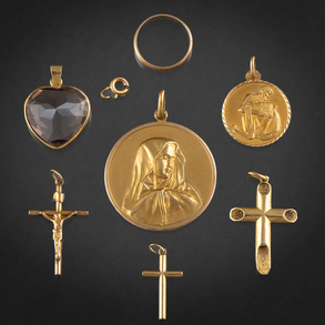 Conjunto de tres crucifijos, medalla de la Virgen, alianza, medalla del zodiaco y colgante en forma de corazón en oro amarillo de 18 kt.