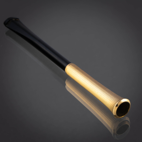 Boquilla de cigarro en oro amarillo de 18kt con iniciales NK y celulosa negra con estuche original.