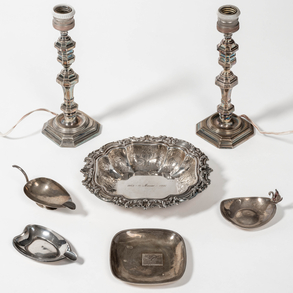 Miscelánea de pareja de lámparas, tres ceniceros y legumbrera en plata española y punzonada del siglo XX.