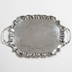 Bandeja de dos asas en plata española y punzonada del siglo XX.