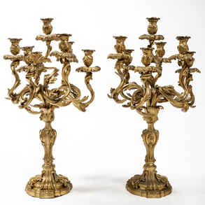 Elegante pareja de candelabros estilo Luís XV de siete lices en bronce dorado. Trabajo francés del siglo XIX.