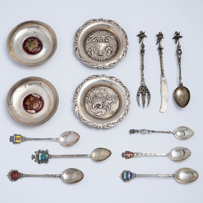 Conjunto de siete cucharillas, tenedores, cuchillo y cuatro ceniceros en plata española punzonada del siglo XX