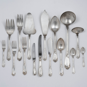 Cubertería de doce servicios en plata española y punzonada del siglo XX.