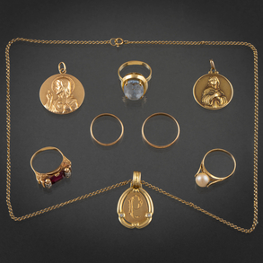 Miscelánea compuesta por cadena con medalla, medalla de la virgen, medalla de la virgen y Dios Padre y colgante de tres anillos y dos alianzas