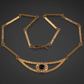 Gargantilla en oro amarillo de 18 kt con eslabones rectangulares y colgante de brillantes y zafiro sintético.
