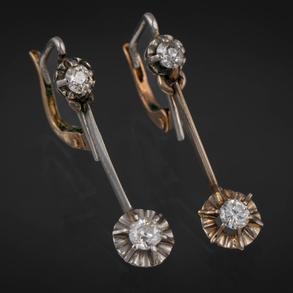 Pareja de pendientes largos en oro blanco y oro amarillo de 18 kt y brillantes.