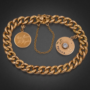 Pulsera hueca de calabrote con dos colgantes en oro amarillo de 18 kts.