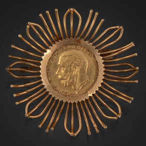 Broche en forma de disco solar en oro amarillo de 18 kt con moneda central de George V.