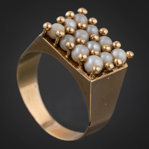 Anillo en oro amarillo de 18 kt con doce perlitas.
