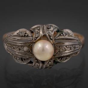 Anillo antiguo en oro amarillo de 18 kt con perla central.
