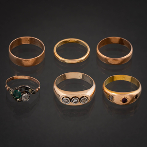 Conjunto de tres sortijas y tres alianzas en oro amarillo de 18 kt.
