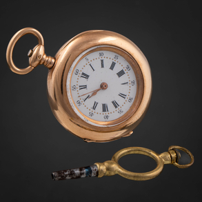 Reloj de bolsillo de dama con llave en oro amarillo de 18 kt.