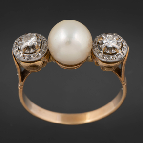 Anillo antiguo en oro amarillo de 18 kt con perla flanqueada por dos brillantes.