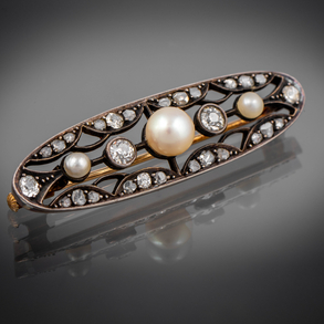 Antiguo broche ovalado en oro amarillo de 18kt con perla cultivada y brillantes talla antigua.
