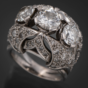 Sortija tresillo en oro blanco de 18 kt con tres brillantes talla antigua de 1,5 qt. (Aprox)