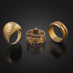 Conjunto de tres anillos en oro amarillo de 18 kt.